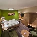 Szálloda Zum Roten Hirsch Im Gruenen Wald Saalfeld Saale