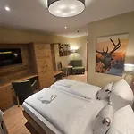 ホテル Zum Roten Hirsch Im Gruenen Wald 3*