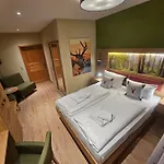 Szálloda Zum Roten Hirsch Im Gruenen Wald Saalfeld Saale