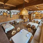 Zum Roten Hirsch Im Gruenen Wald Szálloda