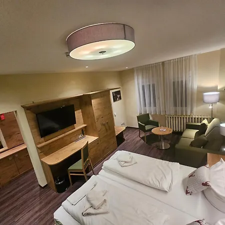 Hotel Zum Roten Hirsch Im Gruenen Wald Saalfeld Saale