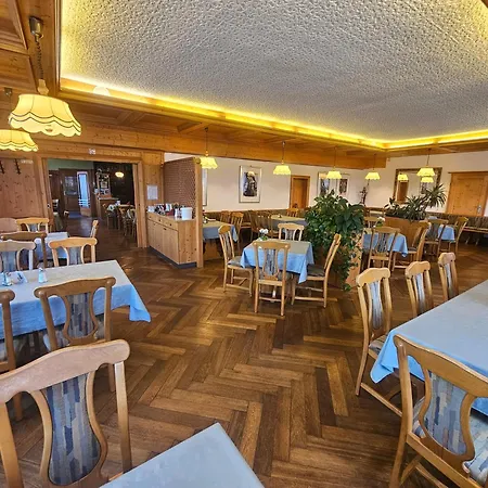 Zum Roten Hirsch Im Gruenen Wald