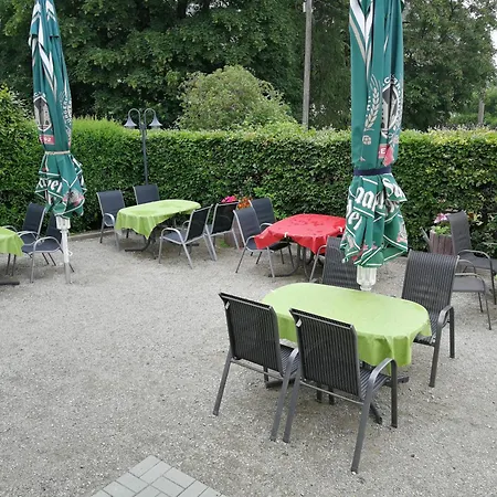 Zum Roten Hirsch Im Gruenen Wald