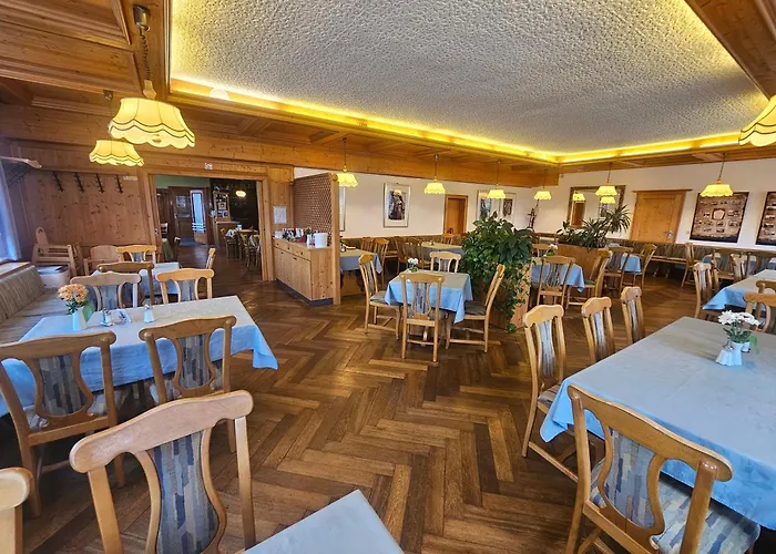 Zum Roten Hirsch Im Gruenen Wald